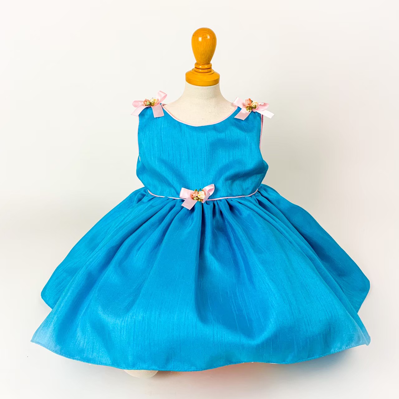 パイピングリボンブルードレス