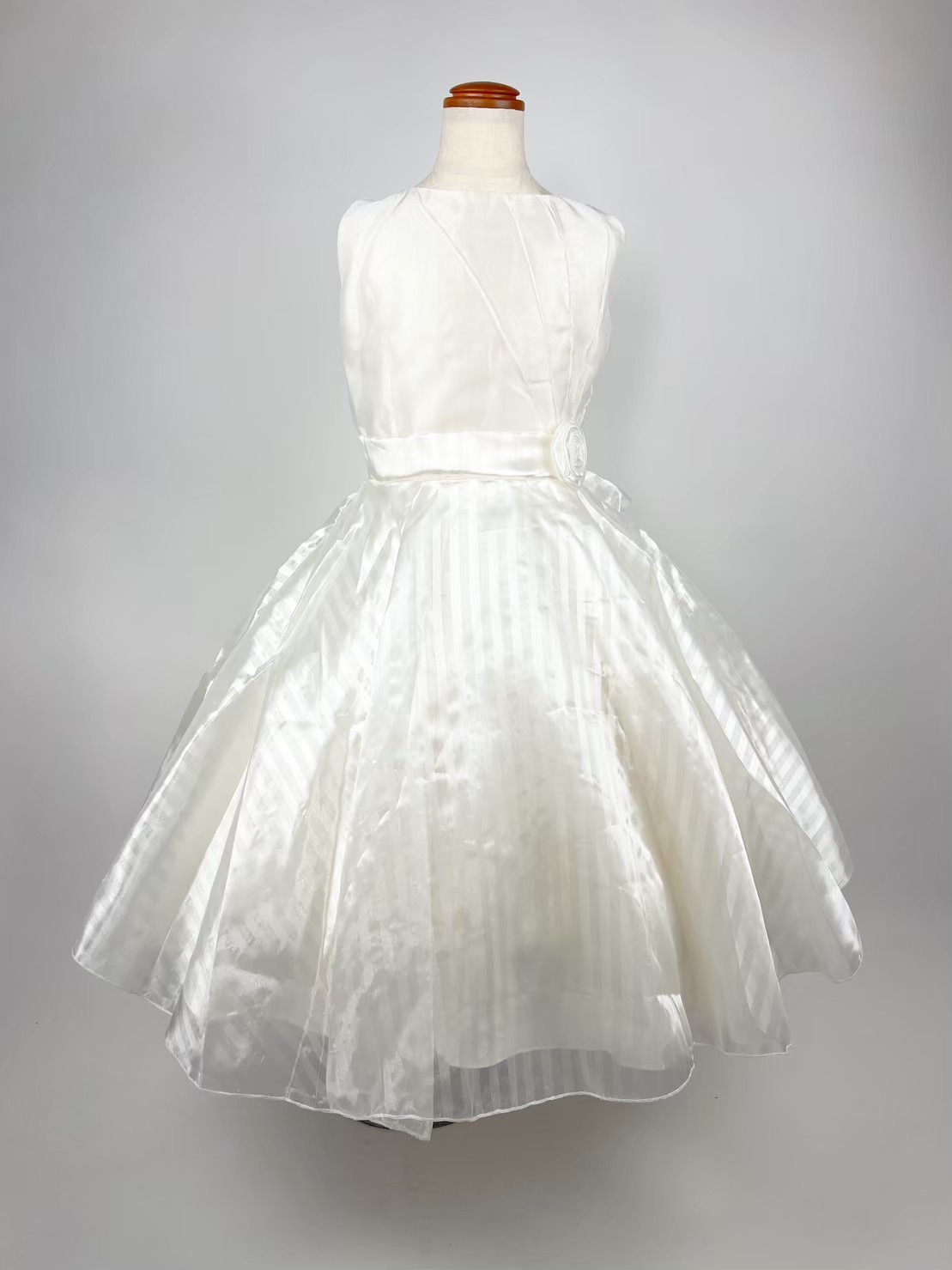 ホワイトストライプドレス